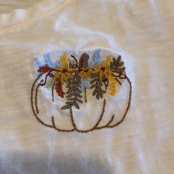Women’s embroidered pumpkin tee. EUC! - Picture 2 of 3
